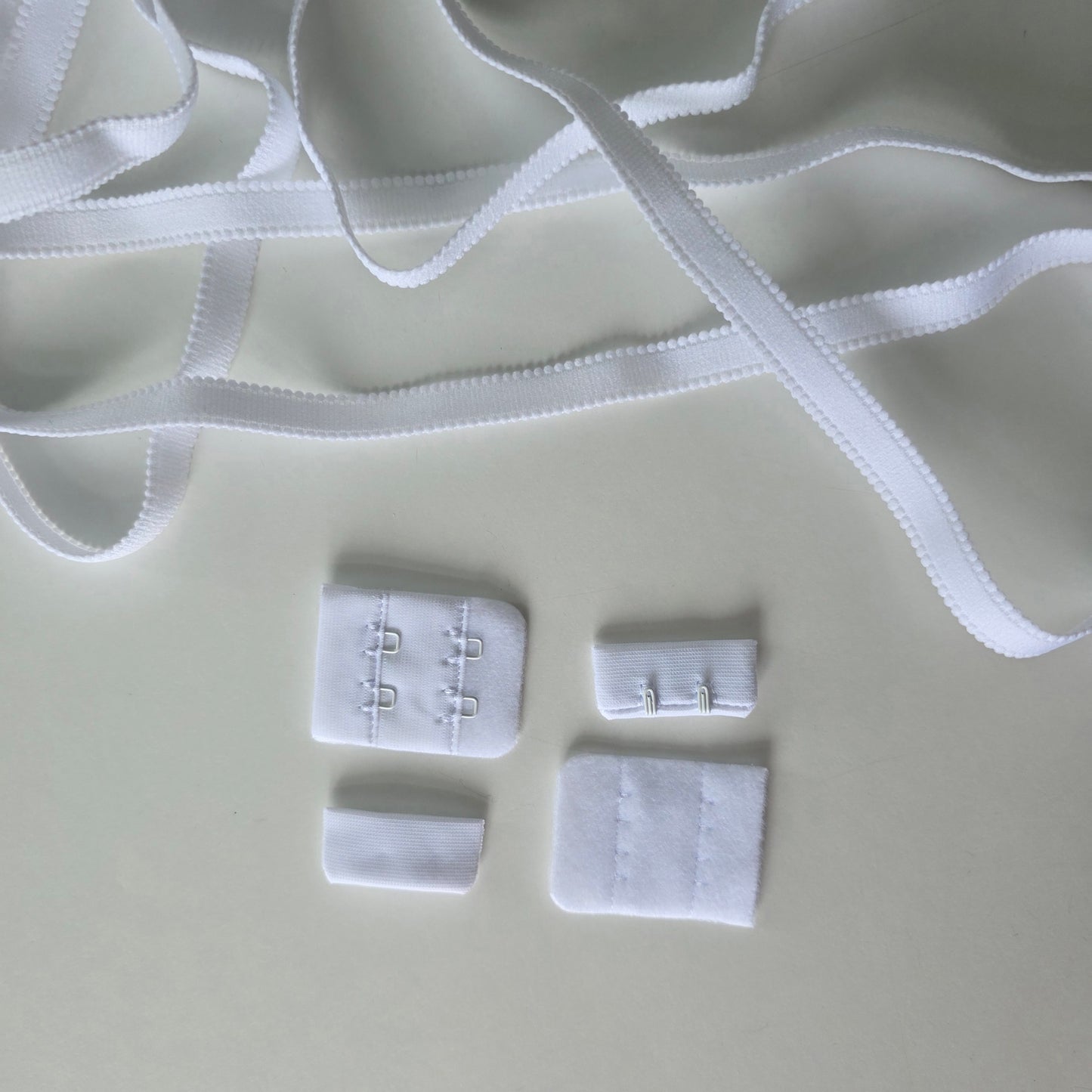 Aizdare - White