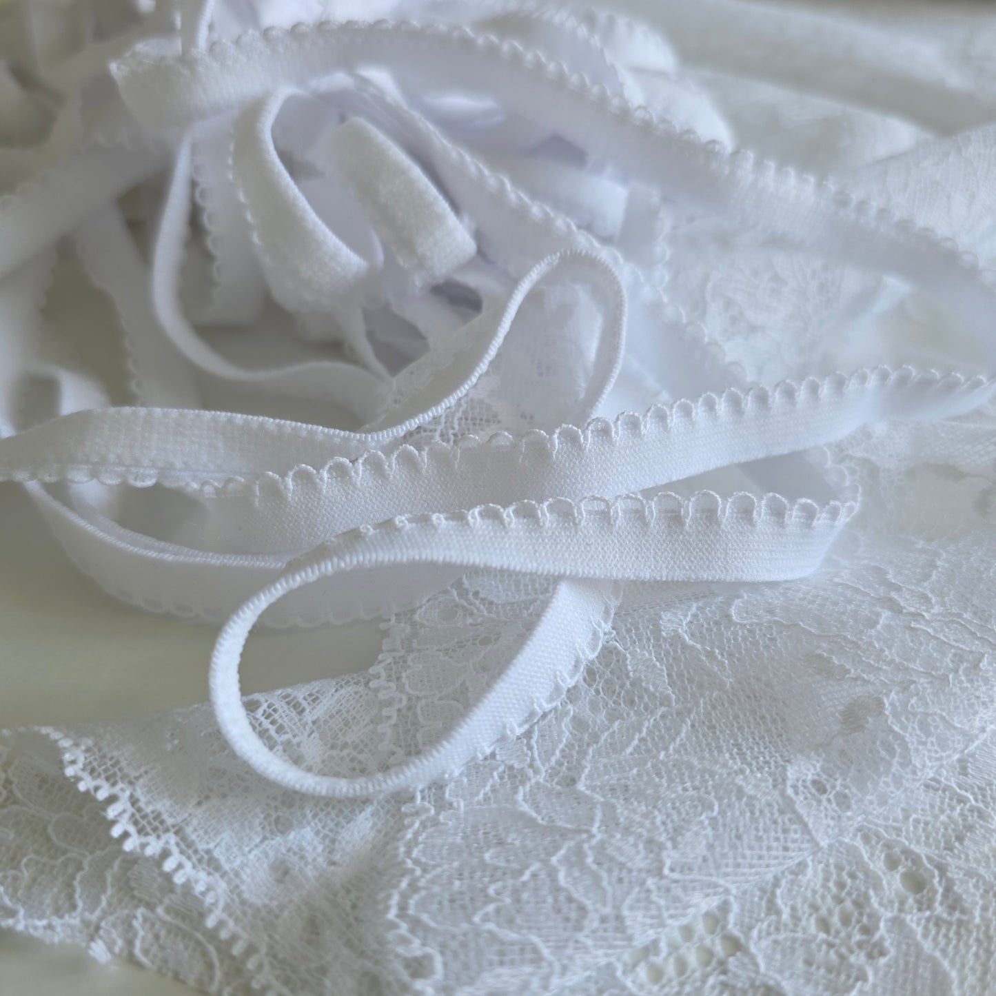 Elastīga apdares gumija - White