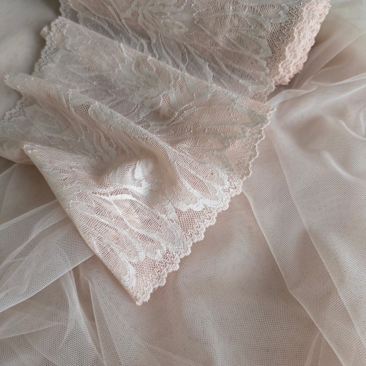 Elastīgs sietiņš - Creamy Peony
