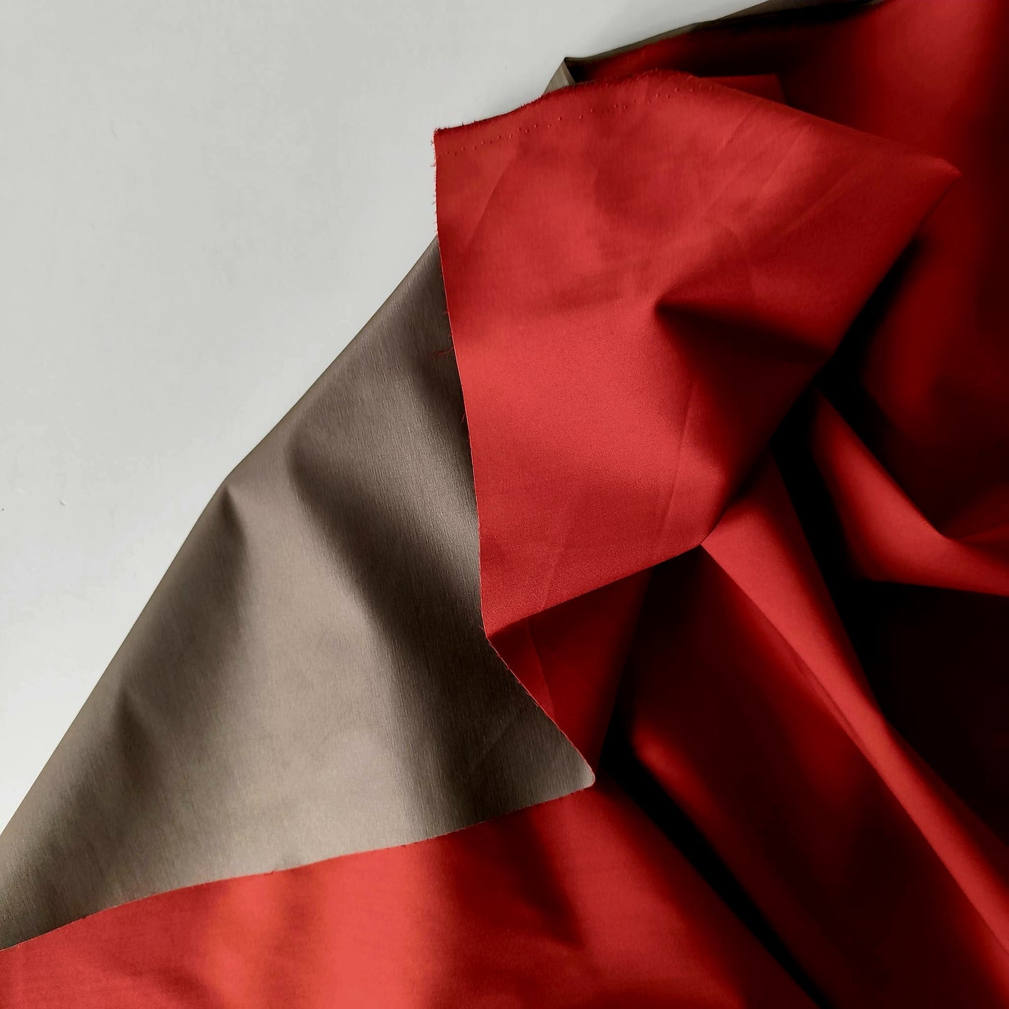 Lietusmēteļu audums ar membrānu.