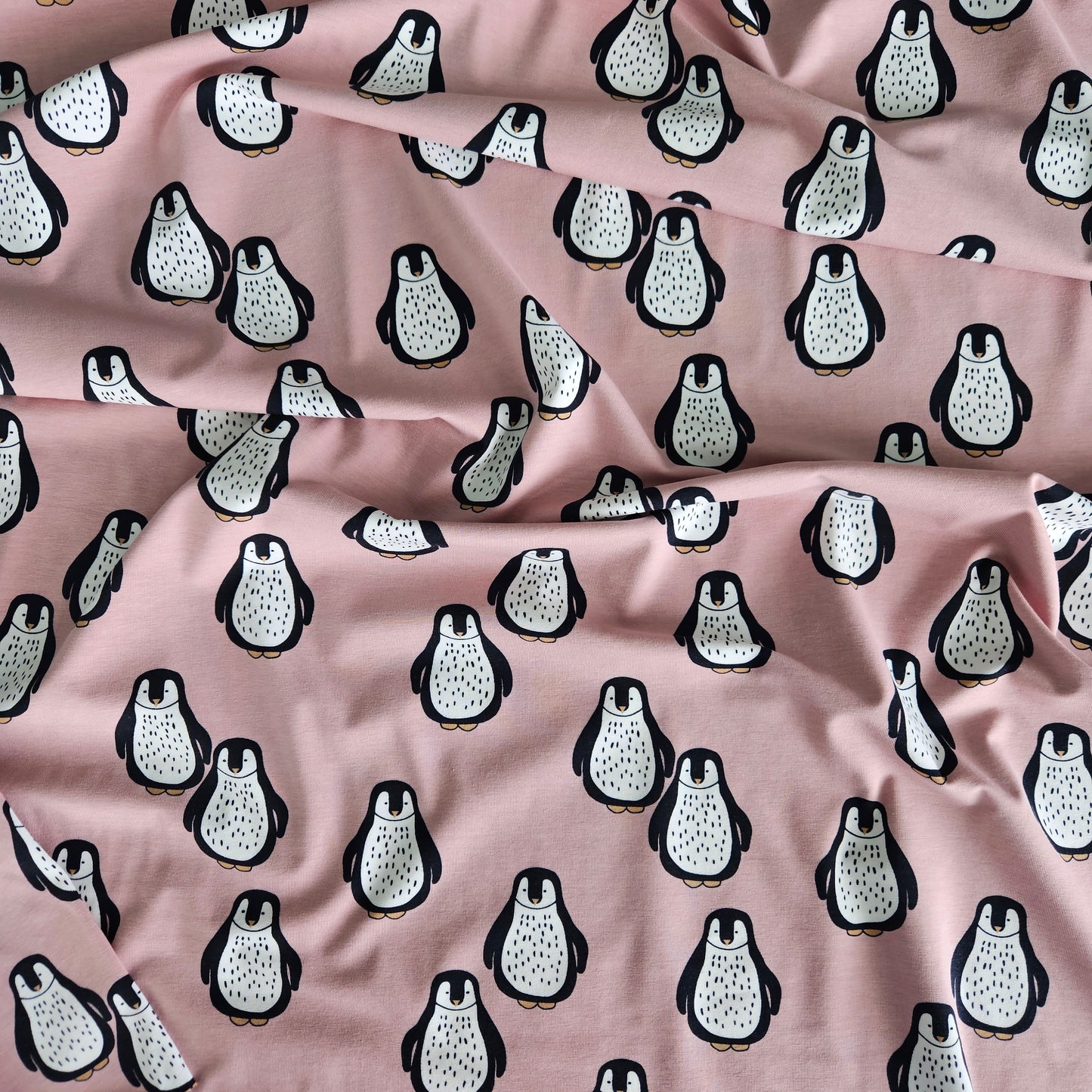 Organiskās kokvilnas dizaina plānā trikotāža - (PENGUIN - BLUSH PINK)