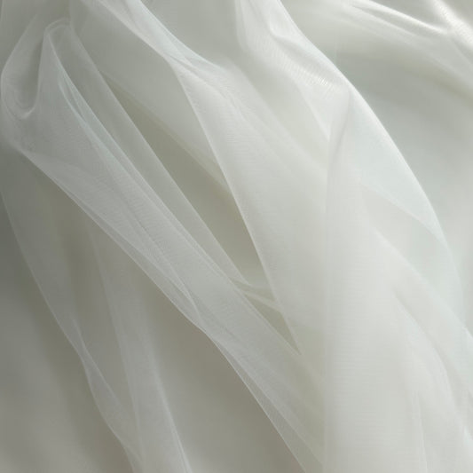 Mīkstais tilla audums off white, silti baltā tonī, 3 metru plats, īpaši mīksts un gaisīgs materiāls kāzu plīvuriem un kleitām. Pien baltā tonī.